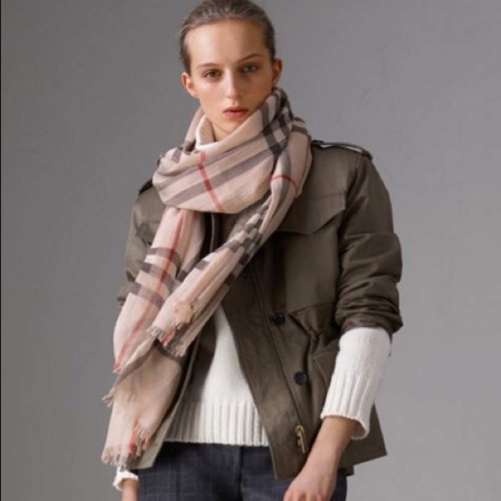 AUTHENTIC Burberry Lightweight Check Scarf
